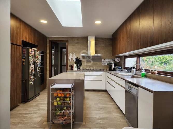 Arquitectura Moderna y Vista Imponente en La Dehesa