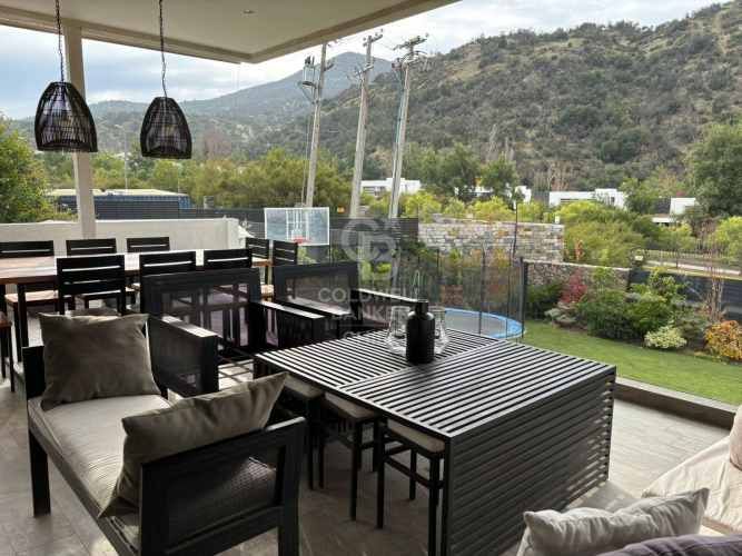 Arquitectura Moderna y Vista Imponente en La Dehesa