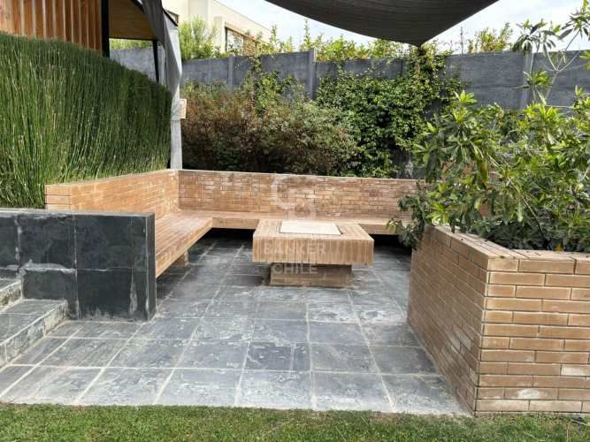 Arquitectura Moderna y Vista Imponente en La Dehesa