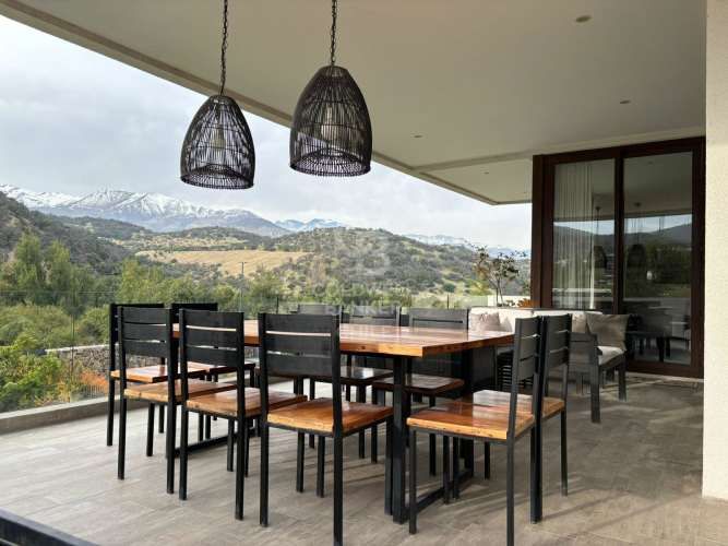 Arquitectura Moderna y Vista Imponente en La Dehesa