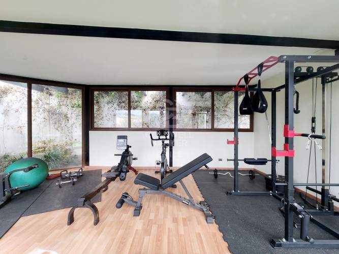 Arquitectura Moderna y Vista Imponente en La Dehesa