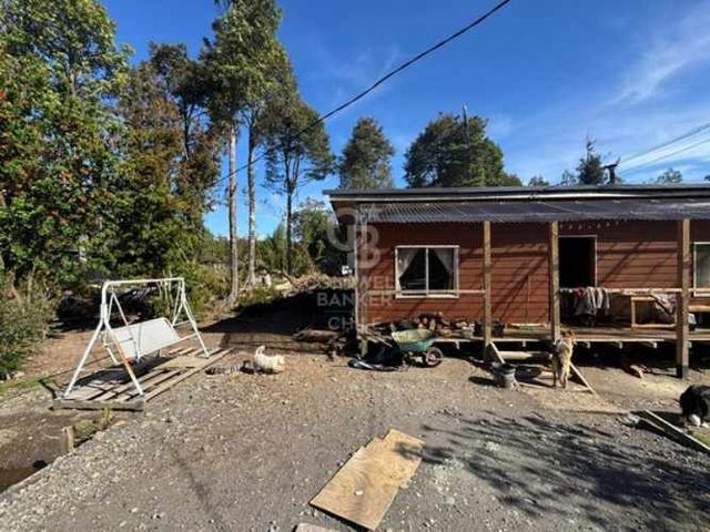 Parcela con dos casas sin terminar en Camino a la Colonia