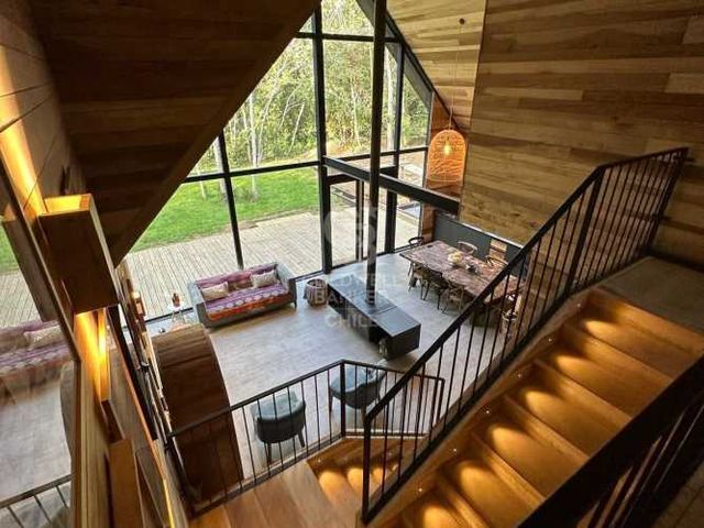 Casa Exclusiva: Diseño de Autor en Bosque con Tiny House