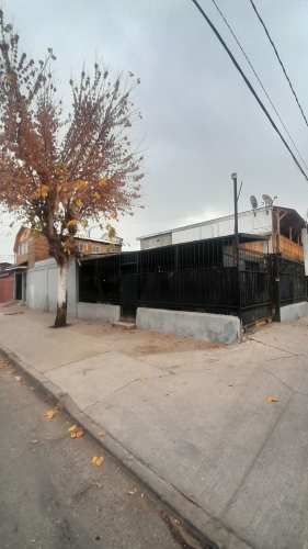 Casa con local y departamento independiente en Cerro Navia