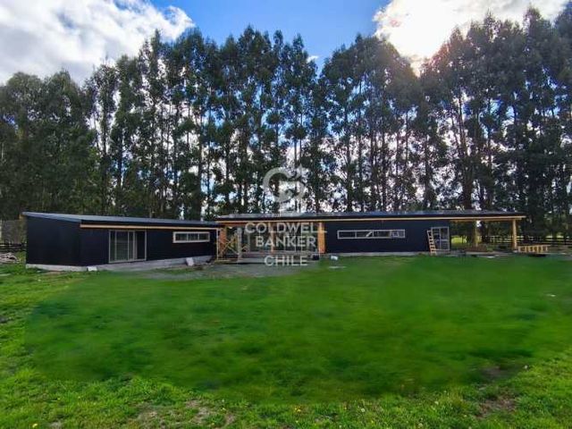 Casa moderna vista a volcanes, en comunidad exclusiva.