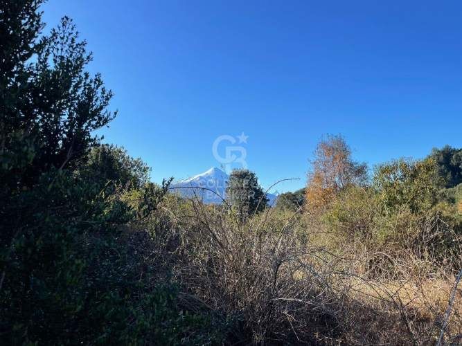 Vista al Volcán con rio que cruza el condominio | Ensenada