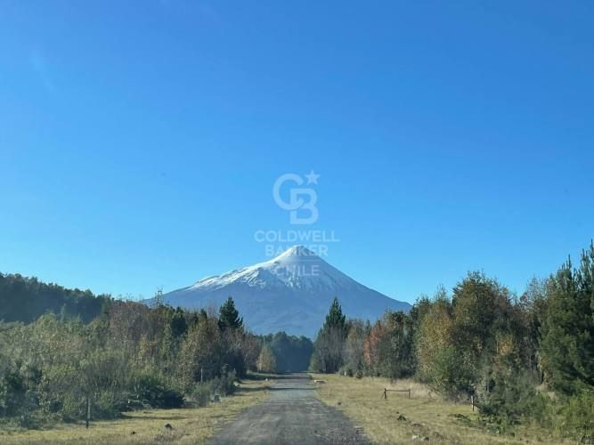 Vista al Volcán con rio que cruza el condominio | Ensenada