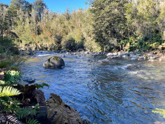 Vista al Volcán con rio que cruza el condominio | Ensenada