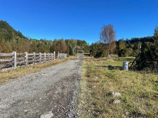 Vista al Volcán con rio que cruza el condominio | Ensenada