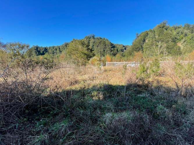 Vista al Volcán con rio que cruza el condominio | Ensenada