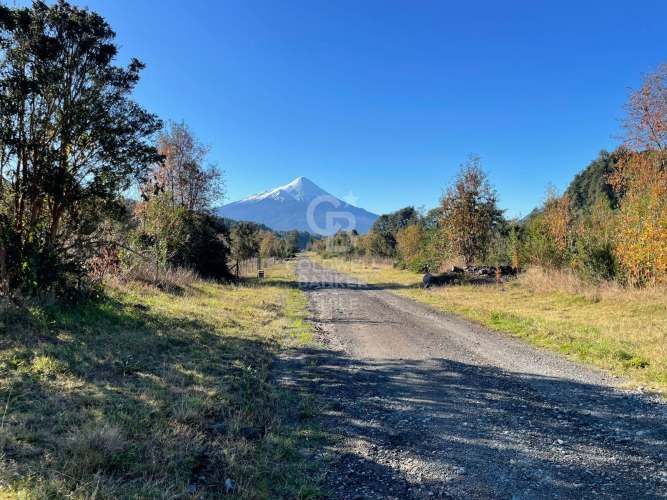 Vista al Volcán con rio que cruza el condominio | Ensenada