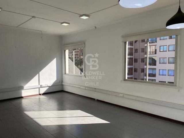 Oficina con balcón y vista abierta en Av. Apoquindo.