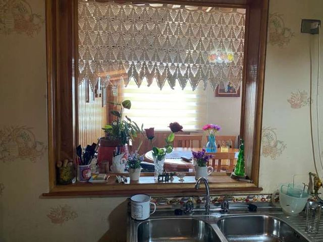 Casa sólida en barrio seguro, a minutos del centro.