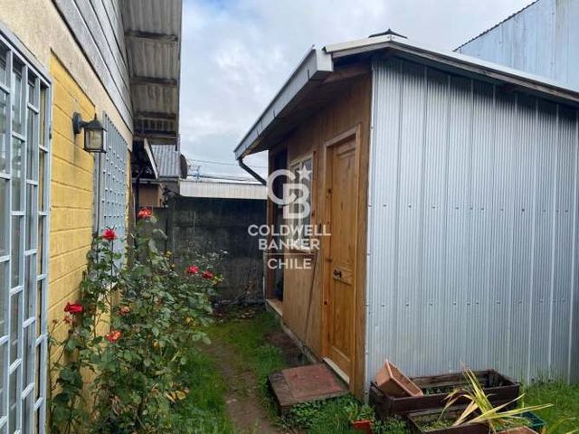 Casa sólida en barrio seguro, a minutos del centro.