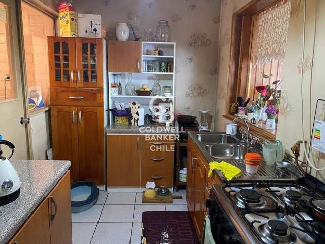 Casa sólida en barrio seguro, a minutos del centro.