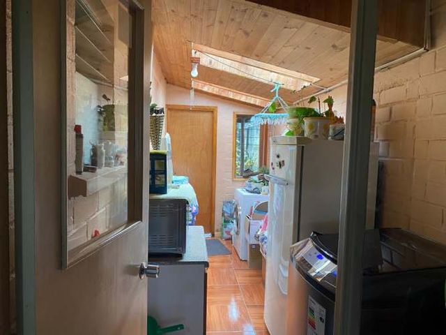 Casa sólida en barrio seguro, a minutos del centro.