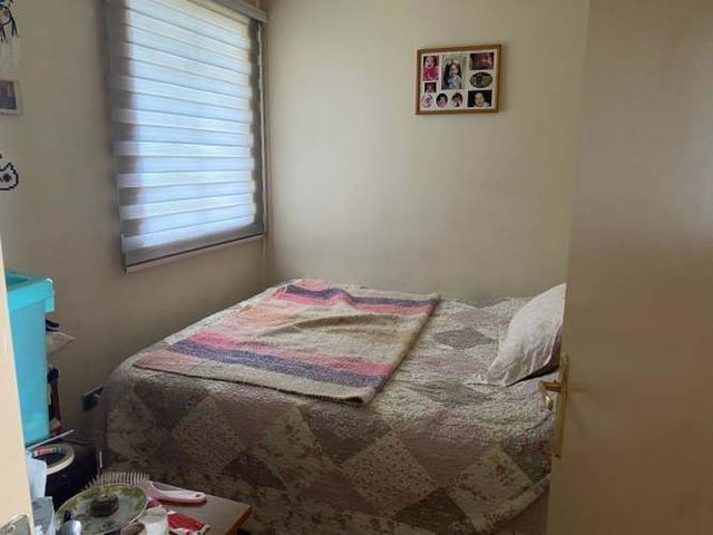 Casa sólida en barrio seguro, a minutos del centro.