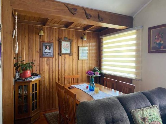 Casa sólida en barrio seguro, a minutos del centro.