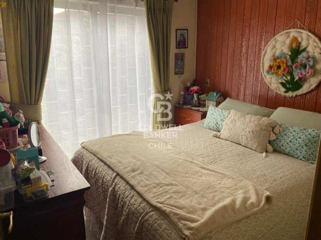 Casa sólida en barrio seguro, a minutos del centro.