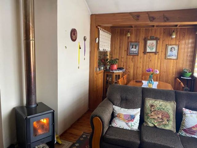 Casa sólida en barrio seguro, a minutos del centro.