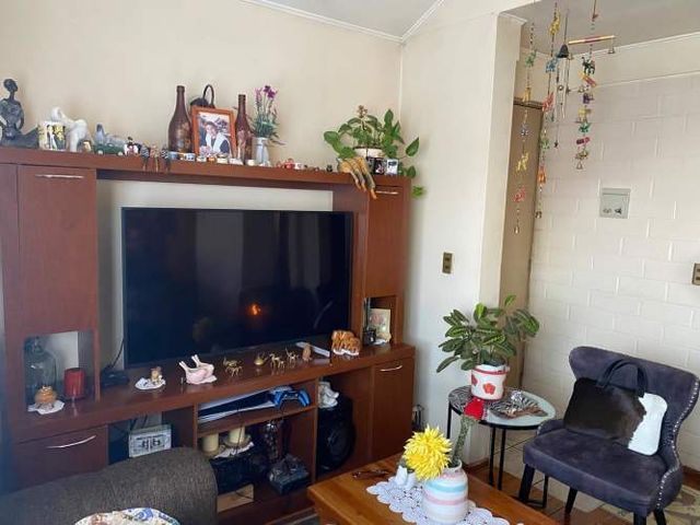 Casa sólida en barrio seguro, a minutos del centro.