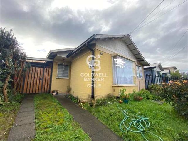 Casa sólida en barrio seguro, a minutos del centro.