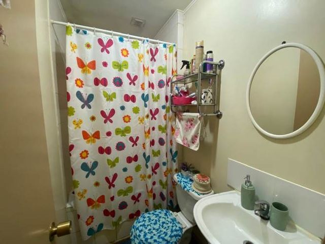 Casa sólida en barrio seguro, a minutos del centro.