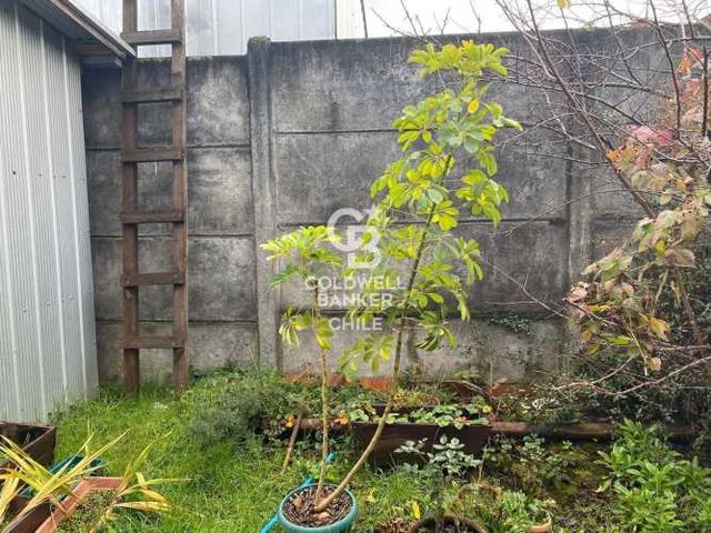 Casa sólida en barrio seguro, a minutos del centro.