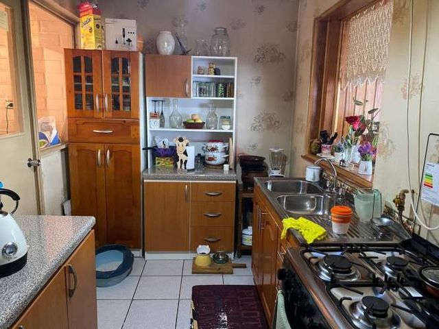 Casa sólida en barrio seguro, a minutos del centro.