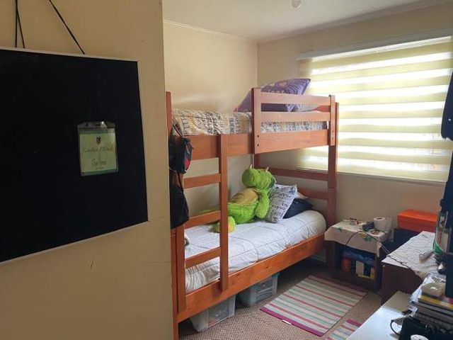 Casa sólida en barrio seguro, a minutos del centro.