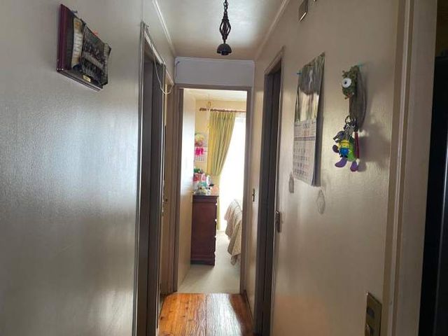 Casa sólida en barrio seguro, a minutos del centro.