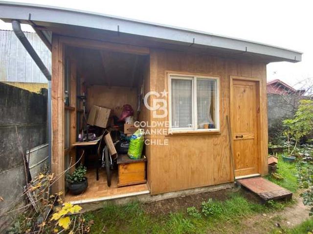 Casa sólida en barrio seguro, a minutos del centro.