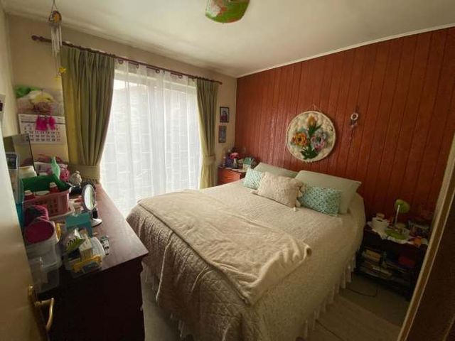 Casa sólida en barrio seguro, a minutos del centro.