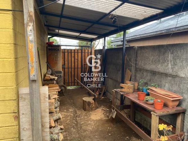 Casa sólida en barrio seguro, a minutos del centro.