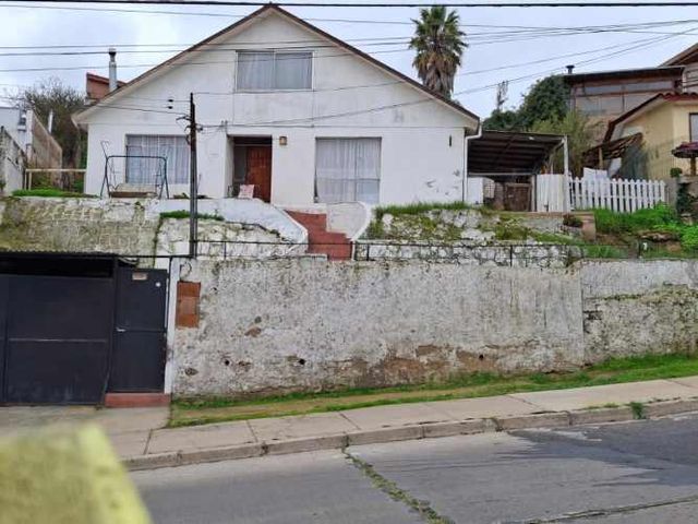 Casa Centro de Quilpué con Amplios Espacios