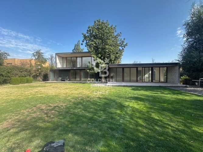 Exclusiva casa frente a cancha de Polo en Chicureo