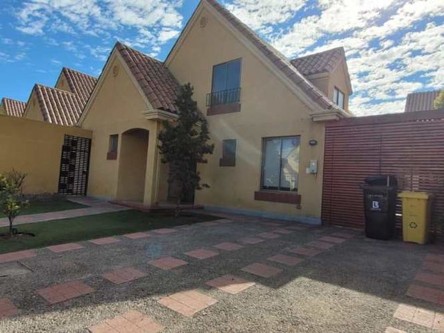 Preciosa casa en El Huinganal, barrio residencial