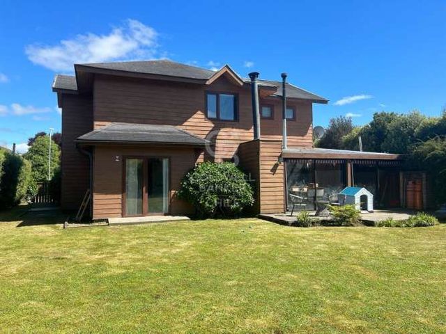 Hermosa Casa de 2 Pisos en Barrio Centenario