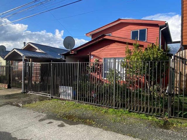 Casa 2 pisos en Alerce Sur, madera nativa