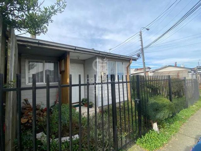 Casa en esquina: Ideal comercial/hogar, alta conectividad.