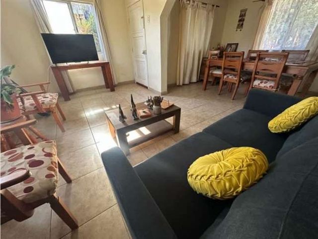 Se vende amplia casa en San Antonio con locomoción a la puerta.