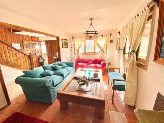 CASA Camino del Cerro / Los Refugios con Quebrada Verde