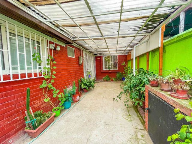 Espaciosa y Sólida Casa de 2 Pisos (112694)