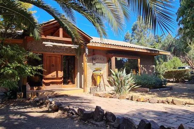 Gran casa y  buen terreno para inversión en buin