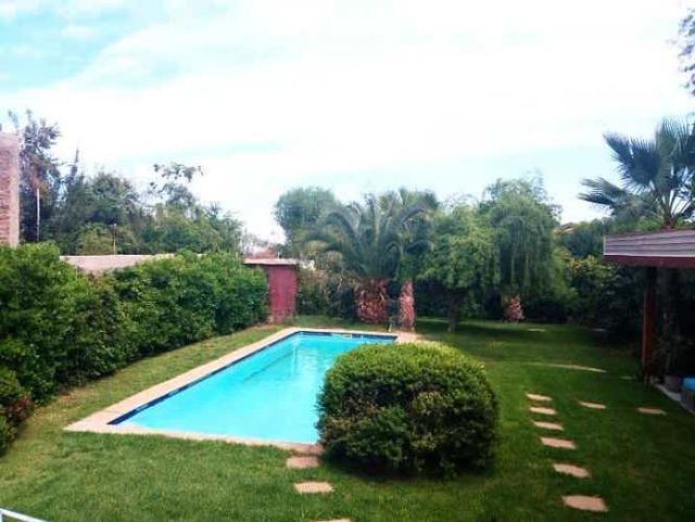 CASA Estilosa casa de 273mt2 construidos y 1000mt2 de terreno, con piscina en Locaña