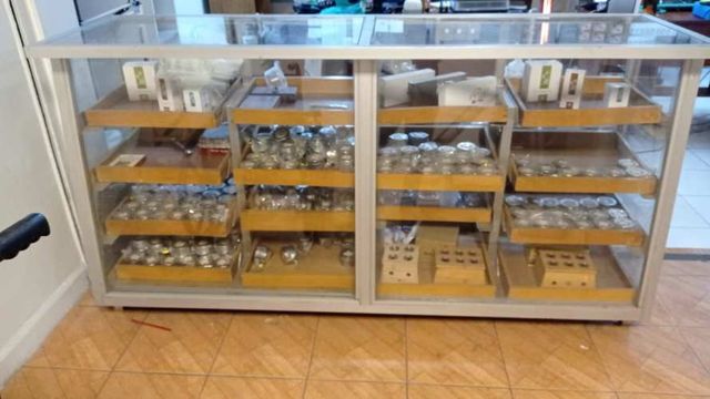 Vitrina de aluminio con cajones y vidrio