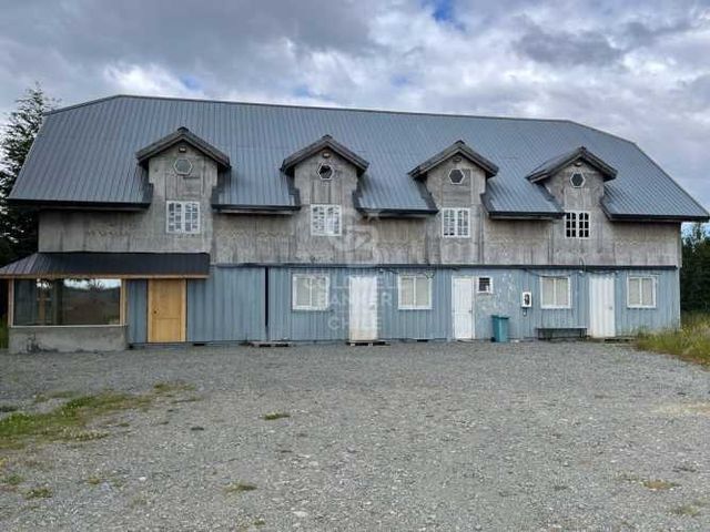 Oficinas, bodega y galpón, en parcela.