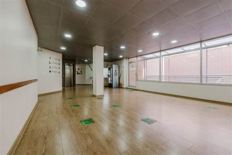 DEPARTAMENTO EDIFICIO DE USO MITXO | CERCANO A METRO MONEDA