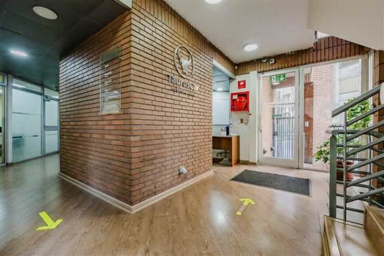 DEPARTAMENTO EDIFICIO DE USO MITXO | CERCANO A METRO MONEDA