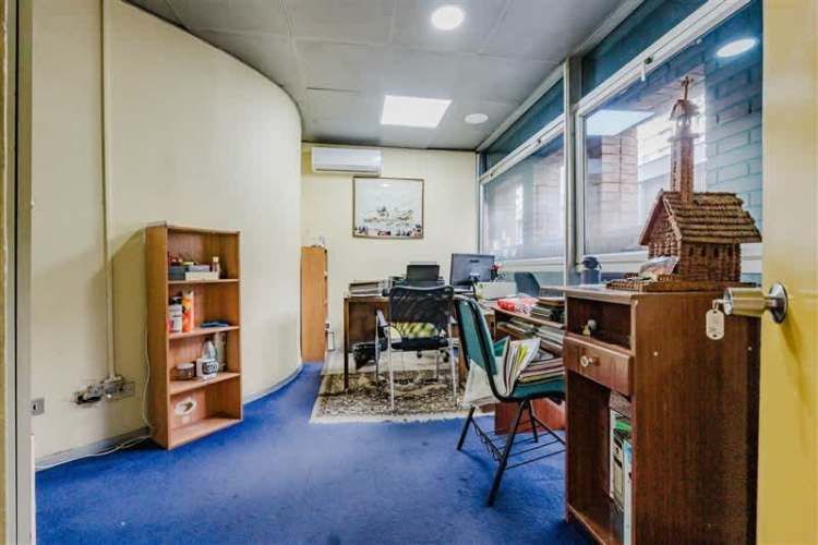 LOCAL COMERCIAL EDIFICIO DE USO MITXO | CERCANO A METRO MONEDA